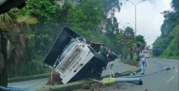 Camión se quedó sin frenos y chocó contra separador de la Av. Centenario en Manizales