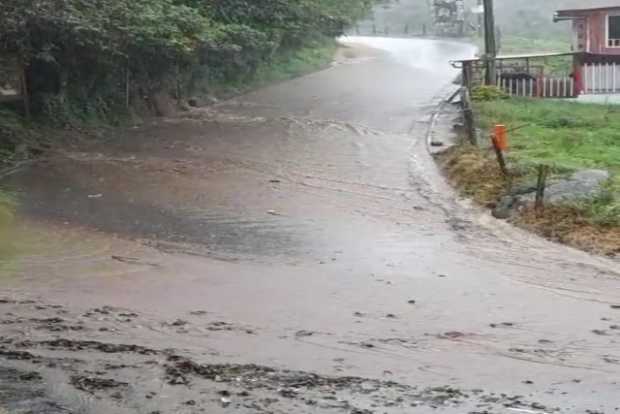 Algunas inundaciones en Gallinazo (Manizales) por el aguacero de esta tarde