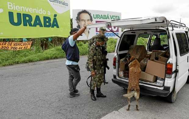 Foto | EFE | LA PATRIA   Soldados realizan operativos de control en Carepa, Antioquia, zona de influencia del Clan del Golfo.