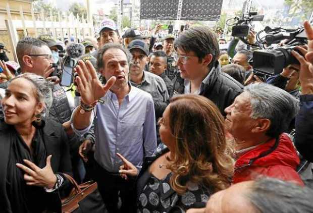 Federico Gutiérrez hizo ayer la denuncia durante un recorrido por Bogotá. 