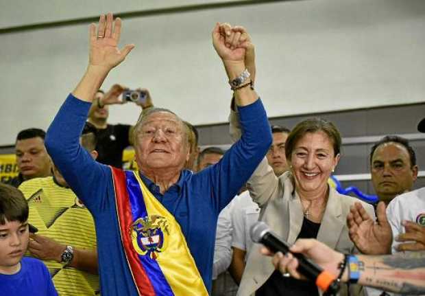 El candidato a la presidencia Rodolfo Hernández levanta sus brazos junto a Ingrid Betancourt luego de que ella retirara su candi