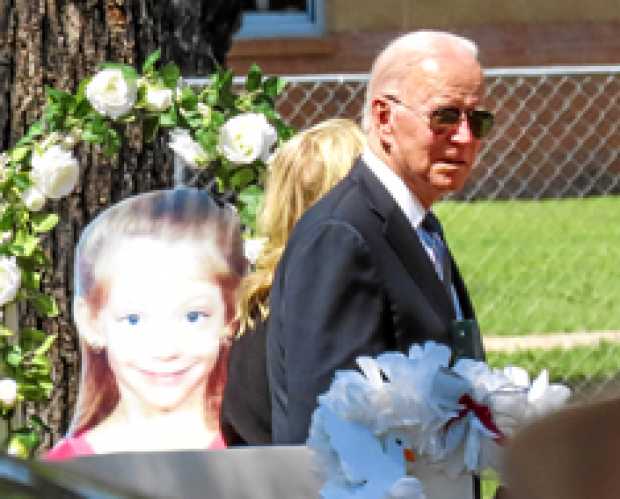 Foto | EFE | LA PATRIA    En el memorial a las víctimas, el presidente y su esposa depositaron un ramo de flores, leyeron deteni