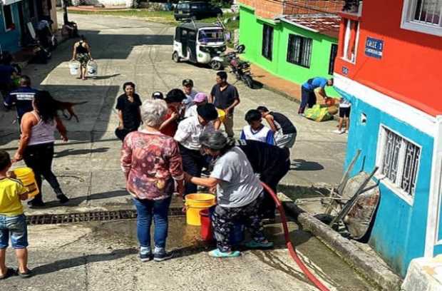 En Marquetalia (Caldas) están sin servicio de agua, abastecen con carrotanques