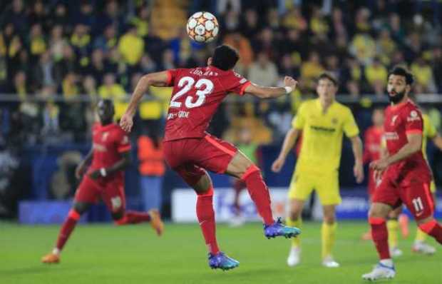  El delantero del Liverpool Luis Díaz cabecea un balón para marcar el segundo gol ante el Villarreal, durante el partido de vuel