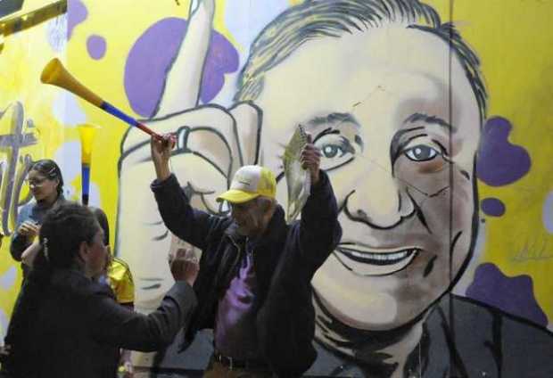 Simpatizantes del candidato presidencial Rodolfo Hernández acuden a la sede de campaña tras la jornada de elecciones a president