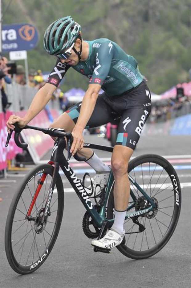 El ciclista australiano Jai Hindley del equipo Bora-Hansgrohe reacciona después de cruzar la línea de meta de la 20ª etapa del 1