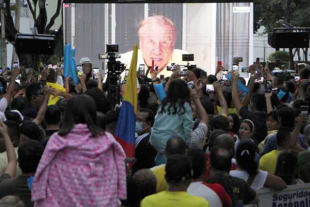 Bucaramanga se llenó de júbilo ayer por el paso de Rodolfo Hernández al balotaje. La calle 54 donde se ubica la sede del ingenie