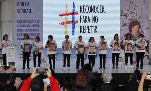 Integrantes del colectivo Madres de los Falsos Positivos de Colombia (Mafapo) participan en la audiencia celebrada por la Comisi
