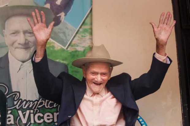 Fotografía de archivo del 15 de junio del 2020 que muestra a Juan Vicente Pérez Mora, por entonces de 111 años, mientras sonríe 