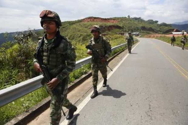 Integrantes del Ejército de Colombia patrullan hoy, durante la jornada de elecciones para elegir presidente de Colombia para el 