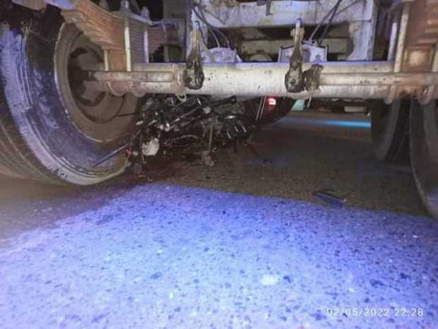Moto y tractocamión en la vía Frenos-Manizales: un joven de 17 años resultó herido