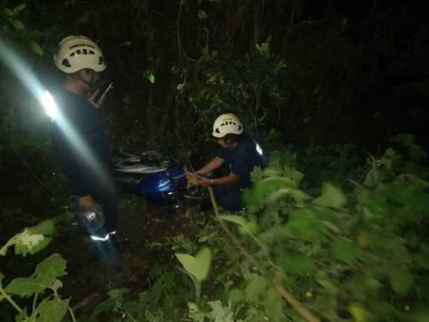 Motociclista cae por ladera en Supía