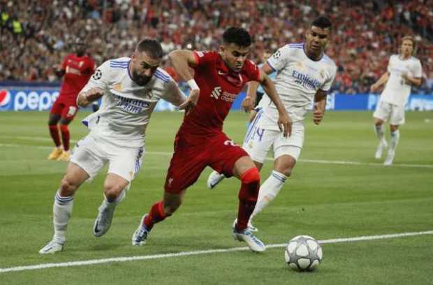 El delantero colombiano del Liverpool, Luis Díaz, y el defensa del Real Madrid, Daniel Carvajal, durante el partido de la final 