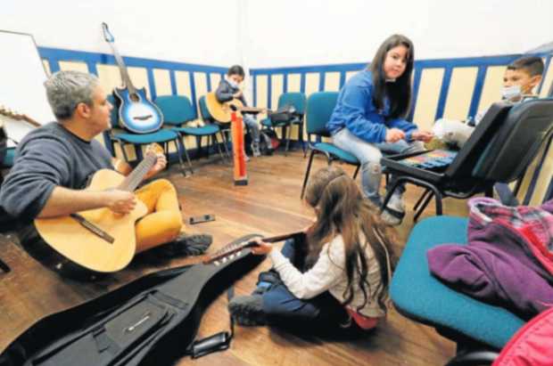 Trabajo pedagógico con niños en la Secretaría de Cultura del departamento.