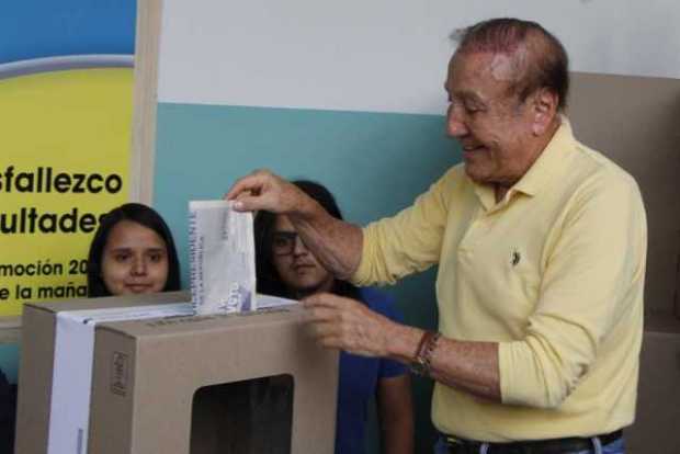 Fotografía cedida por la campaña de la Liga de Gobernantes Anticorrupción de su candidato a la Presidencia de Colombia, Rodolfo Hernández, depositando su voto hoy, en el centro de votación del colegio Santander en Bucaramanga (Colombia). Fotografía cedida por la campaña de la Liga de Gobernantes Anticorrupción de su candidato a la Presidencia de Colombia, Rodolfo