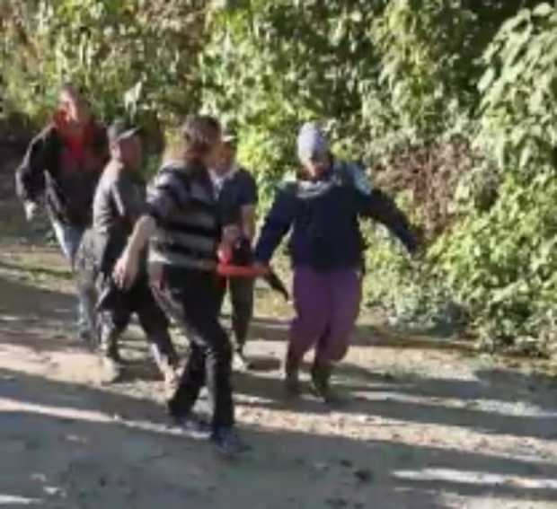 Una piedra cae sobre un hombre mientras removía un derrumbe