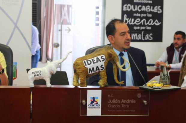 Julián Osorio con el mamut de Ideas Más