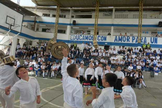 Con bailes típicos los estudiantes celebraron el regreso a la instalación del Instituto.