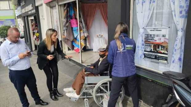 Trasladan a los habitantes de calle a las instalaciones de la unidad. 