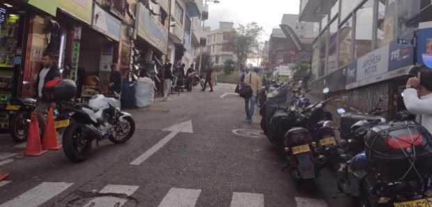 Las motos estacionan en los lugares demarcados como prohibidos para parquear.