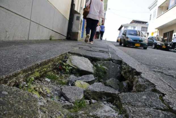 Hueco en un andén en el centro de la ciudad.