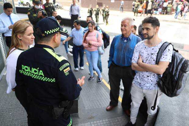 La campaña la lanzaron la Policía y la Secretaría de Gobierno, Abordaron a ciudadanos en las calles para enseñarles a alejarse d