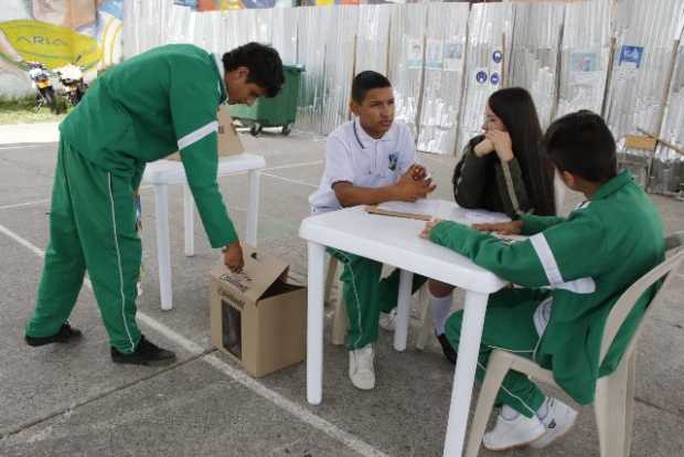 De 10 a.m. a 12:30 p.m. los estudiantes de la Jaime Duque realizaron el simulacro de Voto estudiantil.