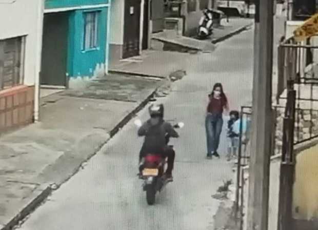 Mujer denuncia que motociclista le tocó los senos, en La Enea