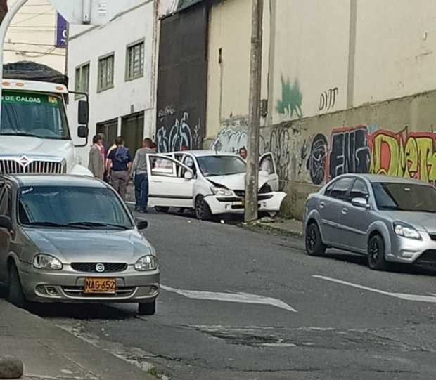 Carro chocó contra un poste en Manizales: un mujer lesionada