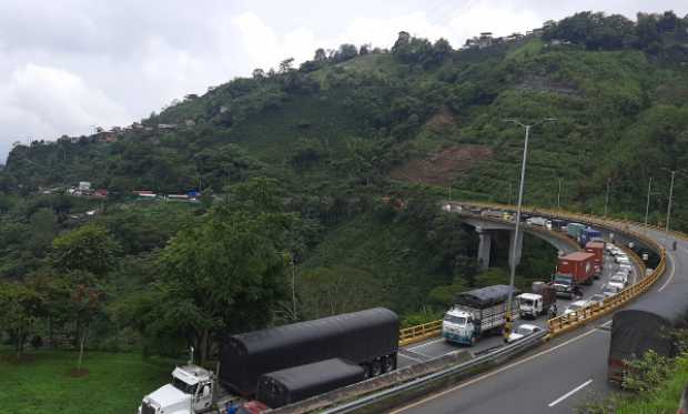 Sigue cerrado el paso en La Estampilla para los vehículos que tomarán la vía Manizales-Bogotá