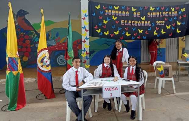 Estudiantes de colegios de Caldas participan en simulación de voto estudiantil