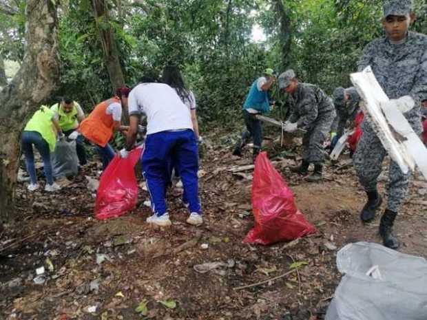 La campaña Ecosena - Corre y Recoge consiste en que los aprendices de la entidad caminan y trotan durante la recolección de resi