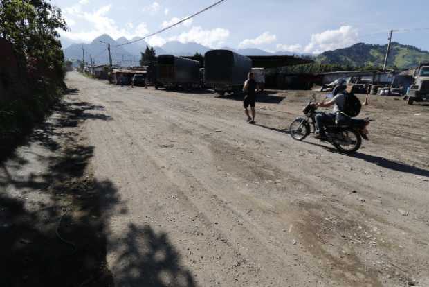 Partes de la carretera perdieron ya el pavimento y por este suelo les toca transitar a todos los actores viales.