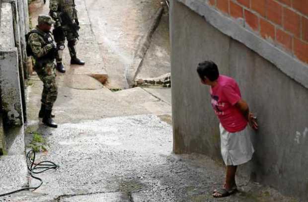 Un soldado presta guardia en la zona aledaña a donde se presentó la masacre, en el barrio Brisas de Mayo, en Cali. 