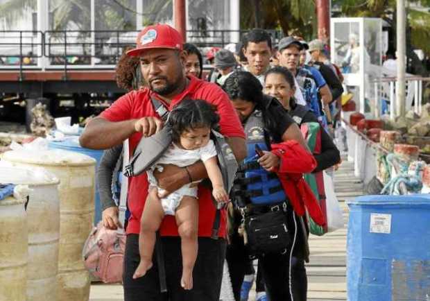 Foto | EFE | LA PATRIA   Migrantes se preparan para abordar una lancha hacia la frontera con Panamá desde Necocli (Colombia).