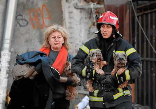 Foto | EFE | LA PATRIA    Un rescatista ucraniano ayuda a una mujer herida y a sus perros tras un bombardeo ayer en el centro de