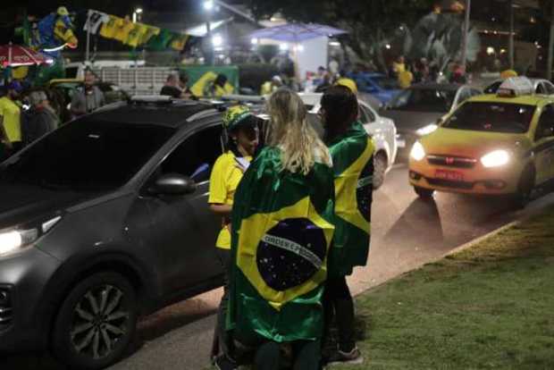 Simpatizantes del presidente de Brasil y candidato a reelección Jair Bolsonaro se congregan frente a su casa en el barrio de Bar