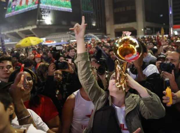 Simpatizantes del expresidente y candidato presidencial Luiz Inácio Lula da Silva celebran mientras se publican los resultados p