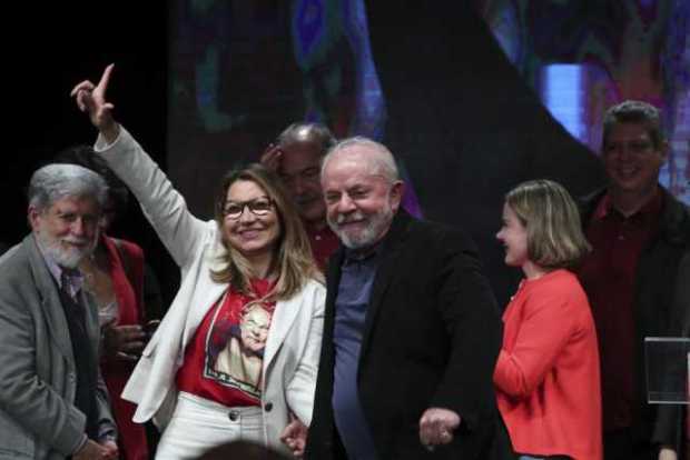 El exmandatario brasileño celebrando con su esposa, Rosângela "Janja" Silva.