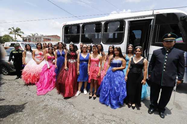 Foto I Darío Augusto Cardona I LA PATRIA  Miembros de la Policía Metropolitana les hicieron calle de honor a las 20 quinceañeras