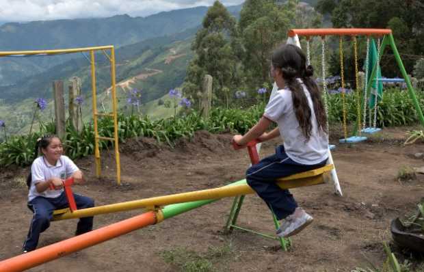 El parque infantil se conforma de cuatro juegos recreativos.