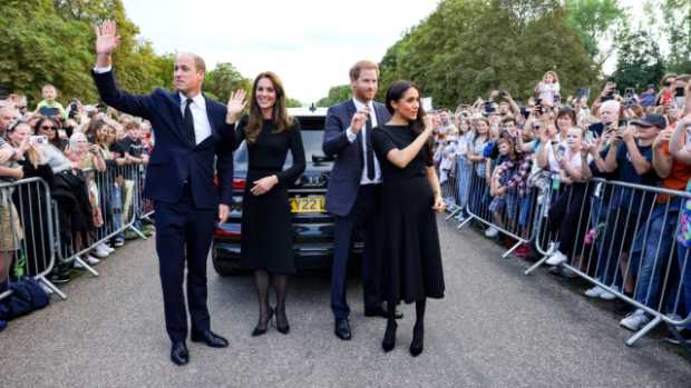 Los príncipes Guillermo y Enrique salen juntos a saludar a la gente en Windsor