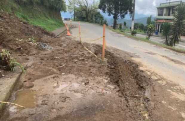 Obras de apertura de una nueva vía en una ladera del cerro Siracusa.