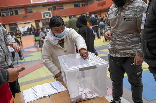 Los ciudadanos acudieron a sufragar ayer en Chile, pues por primera vez el voto fue obligatorio. 