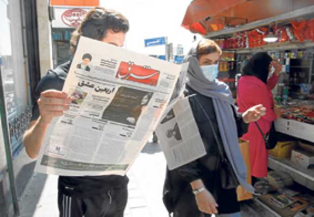La contraportada de uno de los periódicos del país, donde es obligatorio que las mujeres desde 7 años lleven un velo.