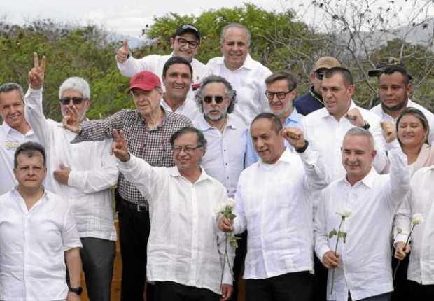 El presidente de Colombia, Gustavo Petro, y demás autoridades, durante el acto de reapertura de la frontera entre Colombia y Ven