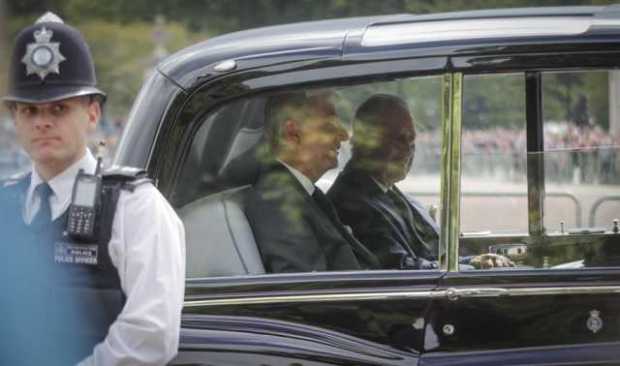 El rey Carlos III de Inglaterra (d) llega al palacio de Buckingham en Londres este sábado. Carlos III inició su andadura como re