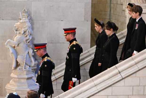 Los nietos de la reina Isabel II velan sus restos mortales