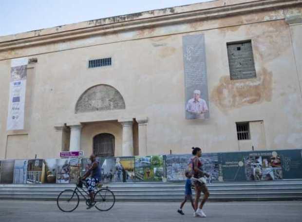 Transeúntes pasan frente al Convento de Santa Clara, en La Habana (Cuba).