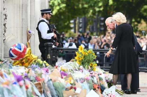 El rey Carlos III (2d) de Gran Bretaña y Camilla, la reina consorte, observan los tributos florales a su llegada al Palacio de B